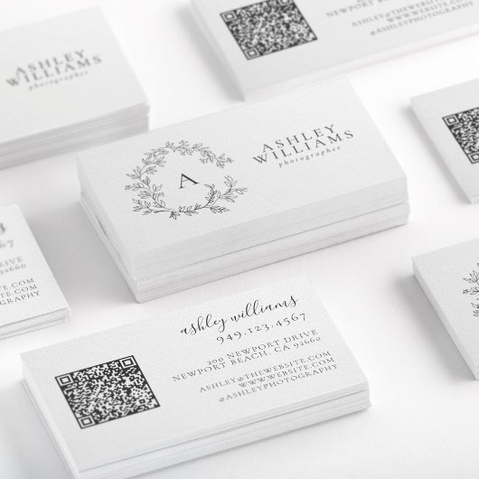 Eleganter Grauer Monogramm Wappen QR-Code Visitenkarte