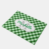 Eleganter Green Gingham Pattern Personalisierter N Fußmatte (Schrägansicht)
