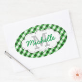 Eleganter Green Gingham Pattern Personalisierter N Ovaler Aufkleber (Umschlag)