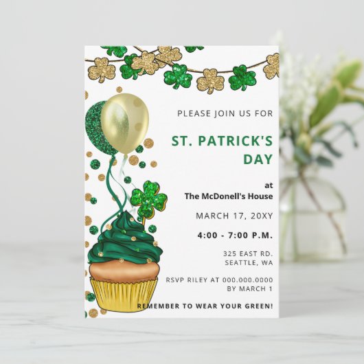 Eleganter Green Gold Kleeblatt St Patricks Day Einladung (Stehend Vorderseite)