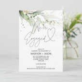 Eleganter grüner Eukalyptus Wir sind Verlobte Verl Einladung (Stehend Vorderseite)