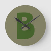 Eleganter Grüner Monogram-Initialbrief Runde Wanduhr (Vorderseite)