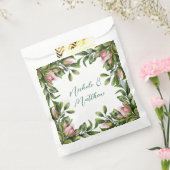 Eleganter Grünkranz mit rosa Rosenknospe Hochzeit Geschenktütchen (Versiegelt)