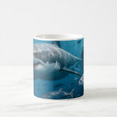 Eleganter Hai im tiefen Blau Kaffeetasse (Mittel)