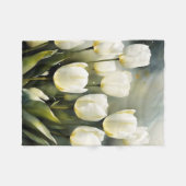 Eleganter Haufen von White Tulips in einem Serenen Fleecedecke (Vorderseite (Horizontal))