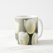 Eleganter Haufen von White Tulips in einem Serenen Kaffeetasse (VorderseiteRechts)