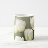 Eleganter Haufen von White Tulips in einem Serenen Kaffeetasse (Mittel)