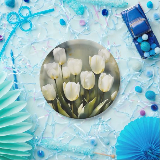 Eleganter Haufen von White Tulips in einem Serenen Pappteller (Party)