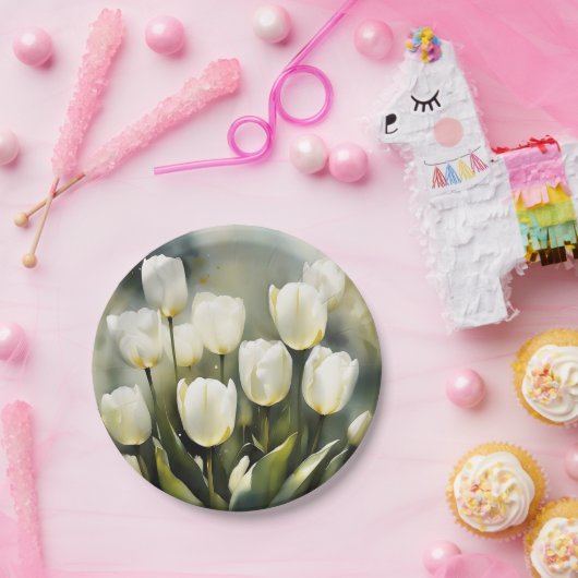 Eleganter Haufen von White Tulips in einem Serenen Pappteller (Party)