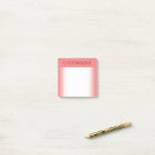 Eleganter heller korallenroter Hintergrund mit Post-it Klebezettel (Auf Schreibtisch)