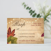 Eleganter Herbst hinterlässt rustikale Hochzeit im RSVP Karte (Stehend Vorderseite)