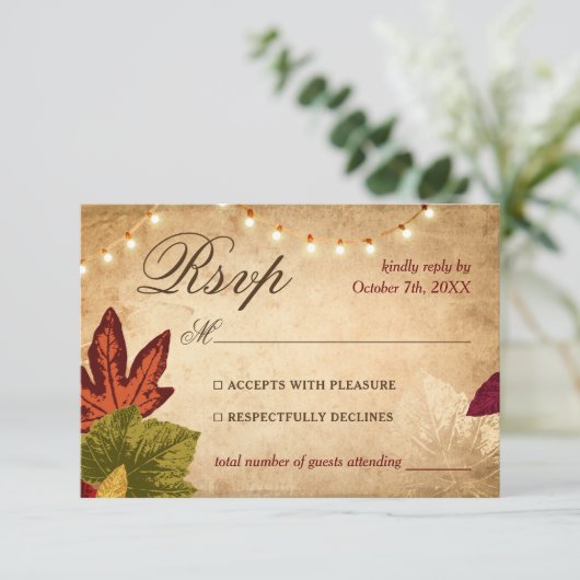 Eleganter Herbst hinterlässt rustikale Hochzeit im RSVP Karte (Stehend Vorderseite)
