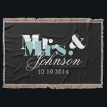Eleganter Herr und Frau Wurfsdecke für eben weds Decke<br><div class="desc">Niedlicher Herr und Frau werfen Decke für Jungvermähltenpaare. Romantische Hochzeitsgeschenkidee für eben weds/gerade verheiratetes Bräutigam- und Braut-/Ehemann- und Ehefraupaar. Schließen Sie Hochzeitsdatum ein. Elegante Skripttypographie. Weiße und schwarze Farben des Türkisblaus.</div>