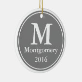 Eleganter Icy Snowflake & Grey Circle Familienname Keramikornament (Rechts)