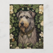 Eleganter Irish Wolfhound mit Kleeblättern Postkarte (Vorderseite)