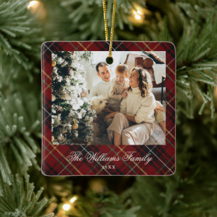 Eleganter klassischer roter Karo-Weihnachtsgruß mi Keramikornament