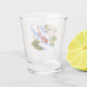 Eleganter Koi-Karpfen im Lotusteich Schnapsglas (Rückseite)
