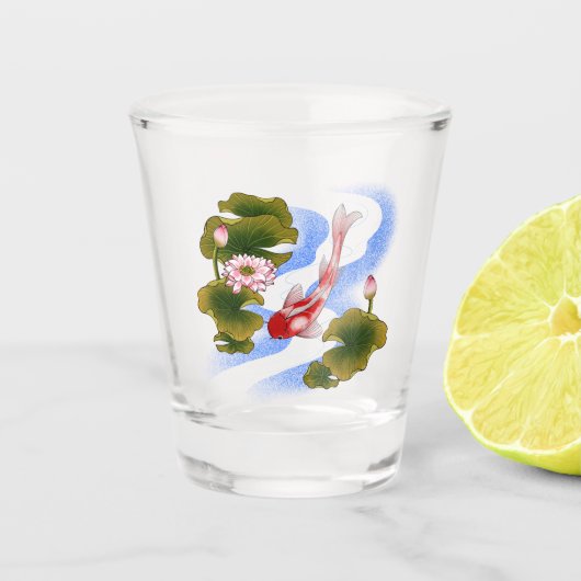 Eleganter Koi-Karpfen im Lotusteich Schnapsglas (Vorderseite)
