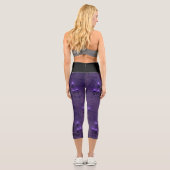 Eleganter Kronleuchter leuchtet lila und schwarz g Capri Leggings (Rückseite)