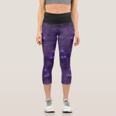 Eleganter Kronleuchter leuchtet lila und schwarz g Capri Leggings (Vorderseite)