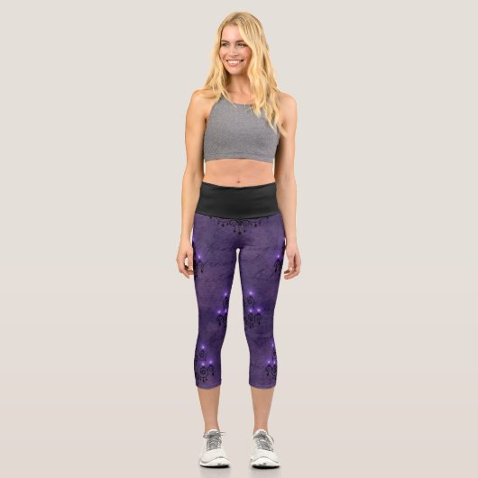 Eleganter Kronleuchter leuchtet lila und schwarz g Capri Leggings (Vorderseite)