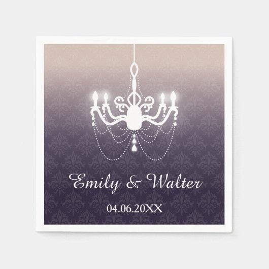 Eleganter Kronleuchter Lila mit Namen für Hochzeit Serviette (Vorderseite)