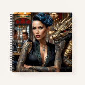 Eleganter Lady Boss mit Tattoo und Dragon Notizblock (Vorderseite)