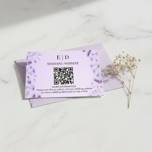 Eleganter Lavendel Blumen QR Code Hochzeit Begleitkarte