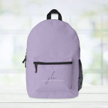 Eleganter Lavender Lila Personalisiert Bedruckter Rucksack<br><div class="desc">Minimaler und eleganter Lavendel lila Rucksack. Personalisieren Sie Ihre Monogramm-Initialen und nennen Sie sie in einer Mischung aus einem schicken,  dunklen lila Drehbuch und einfacher moderner weißer Typografie.</div>