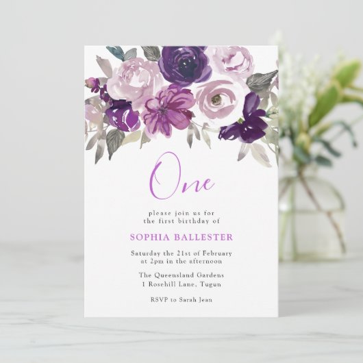 Eleganter Lila Aquarellblumen 1. Geburtstag Einladung (Stehend Vorderseite)
