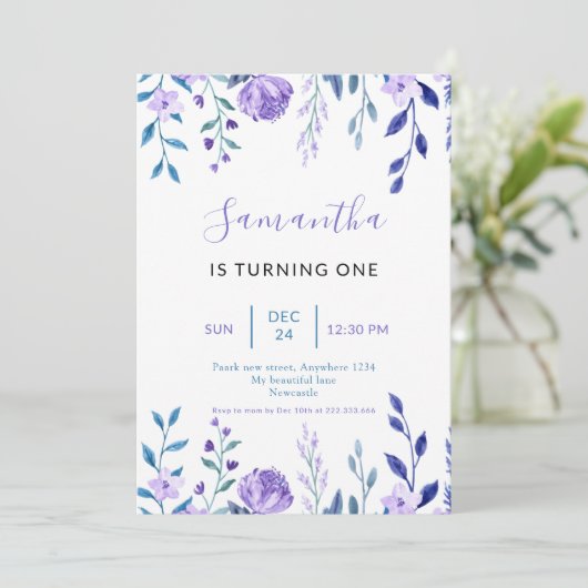 Eleganter Lila Blumenstrauß 1. Geburtstag Einladung (Stehend Vorderseite)