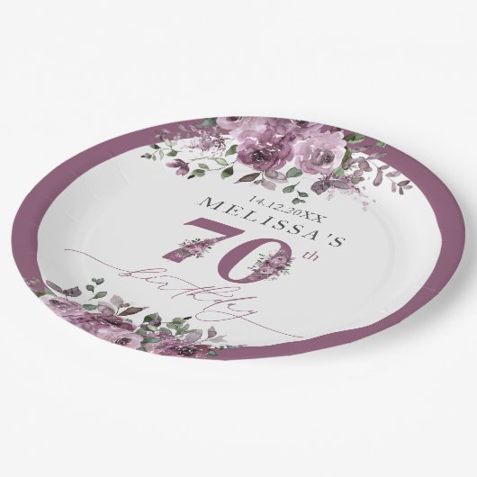 Eleganter Lila Blumenstrauß 70. Geburtstag Pappteller (Schrägansicht)