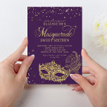 Eleganter Lila Glitzer Masquerade Sweet 16 Einladung<br><div class="desc">Das Design bietet glänzende goldene Glitzer Maskerade Ball Maske mit goldenen Konfetti.</div>