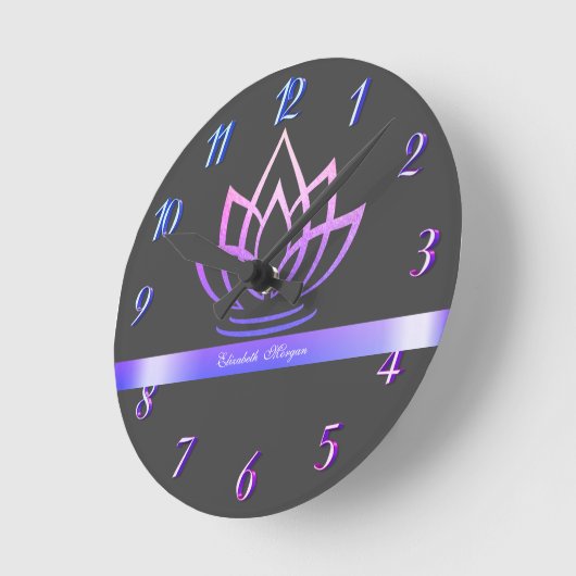 Eleganter Lila Lotus, Yoga Runde Wanduhr (Winkel)