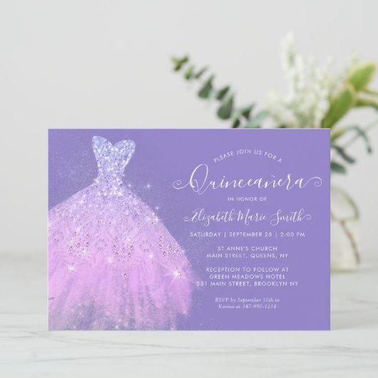 Eleganter Lila Silberner Glitzer Kleid Quinceanera Einladung (Stehend Vorderseite)