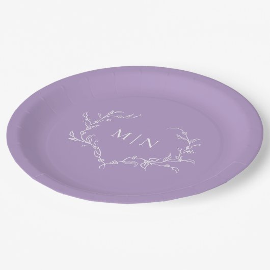 Eleganter Lila Wedding Monogram Kranz Pappteller (Schrägansicht)