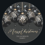 Eleganter Luxus in schwarz und gold baubles Weihna Runder Aufkleber<br><div class="desc">Elegantes Weihnachtsdesign in Schwarz und Gold mit luxuriösen Weihnachtsbaubeln mit verzierter Dekoration,  Satin-Bögen und goldener Kette und personalisiertem Text.</div>