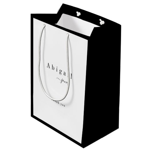 Eleganter Luxus Minimalistischer Skriptname Person Mittlere Geschenktüte (Rückseite Schrägansicht)