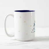 Eleganter magischer Weihnachtsbaum Typografisch Zweifarbige Tasse (Links)