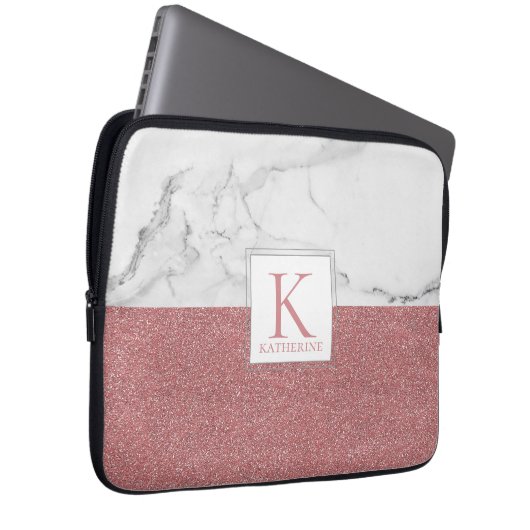 Eleganter Marmorrosa Glitzer Girly Monogram Laptopschutzhülle (Vorne Rechts)