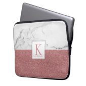 Eleganter Marmorrosa Glitzer Girly Monogram Laptopschutzhülle (Vorderseite Links)