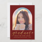 Eleganter Maroon Arch Gold Script Foto Abschluss Ankündigung (Vorderseite)