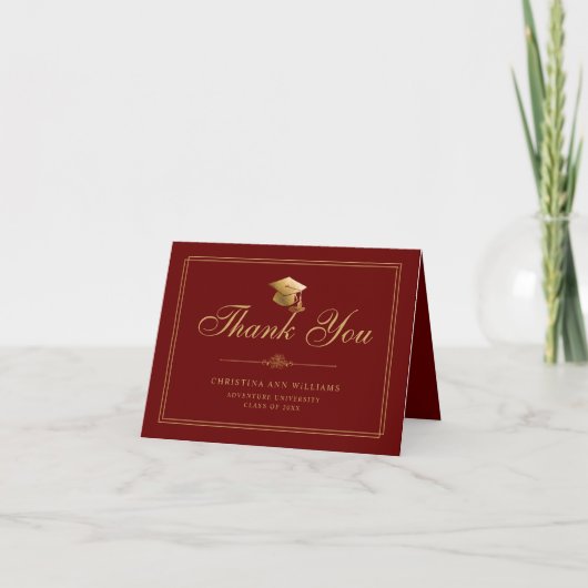 Eleganter Maroon Gold Script Cap Abschluss Dankeskarte (Vorderseite)