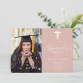 Eleganter Medical Caduceus Custom Picture Abschlus Einladung (Stehend Vorderseite)