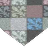 Eleganter Medieval Fleur de Lys Pattern Tischdecke (Schrägansicht)