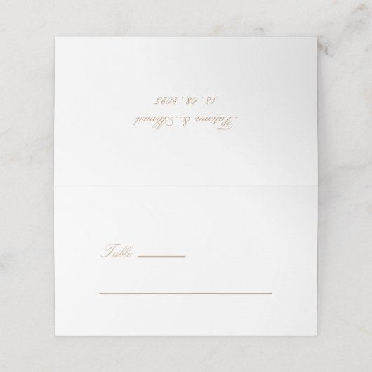 Eleganter Minimal Modern Gold Script Hochzeitstisc Platzkarte (Außenseite Aufgefaltet)