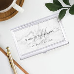 Eleganter Minimaler Name der Führungskraft und Mon Visitenkarten Dose<br><div class="desc">Ein elegantes,  berufliches,  weißes und graues Marmor-Business-Name und ein Script Monogram Führungskraft Visitenkartengehäuse. Das Design zeichnet sich durch einen weißen und grauen Marmorhintergrund aus,  wobei Name und Jobtitel in ausgeklügelter Typografie angezeigt werden. Im Hintergrund wird ein elegantes Skriptmonogramm angezeigt.</div>