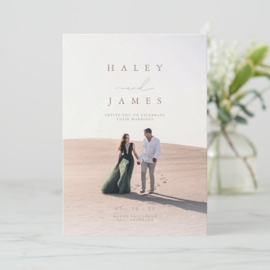 Eleganter Minimalistisch Chic Script Foto Wedding Einladung (Stehend Vorderseite)