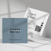 Eleganter Minimalistischer Dusty Blue QR-Code Quadratische Visitenkarte