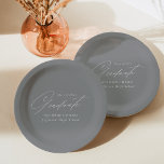 Eleganter Minimalistischer grauer Abschluss Pappteller<br><div class="desc">Elegante Abschluss-Papier-Teller mit "Graduate" in einem schönen weißen Skript mit einem grauen Hintergrund angezeigt. Personalisieren Sie die Teller des Abschlusses, indem Sie den Namen des Absolventen, den Namen der Schule und das Jahr des Abschlusses hinzufügen. Die personalisierten Abschluss Papier Teller sind sowohl für High School- als auch für Uni-Abschluss Partys...</div>